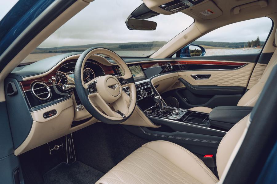 Интерьер Bentley Flying Spur First Edition 2019 года  (WW) (фото 10 из 16)